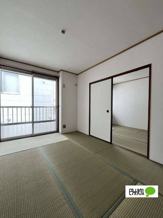 プレジール市小路の居間