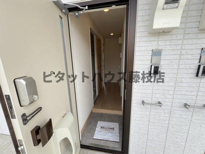 静岡県焼津市小屋敷(アパート)の賃貸物件の玄関