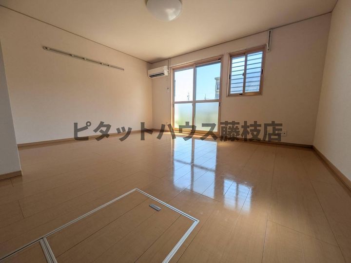 静岡県藤枝市志太5丁目(アパート)の賃貸物件の居間