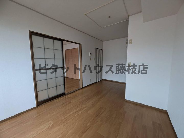 静岡県藤枝市前島2丁目(アパート)の賃貸物件の居間