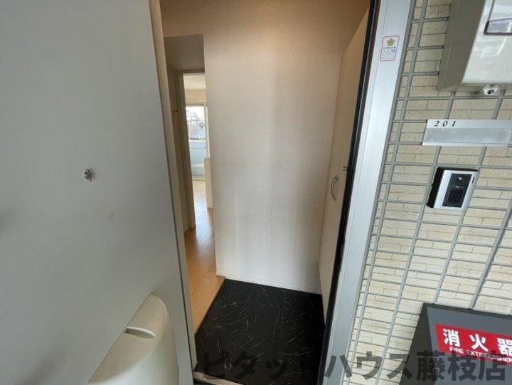静岡県焼津市西小川5丁目(アパート)の賃貸物件201の玄関