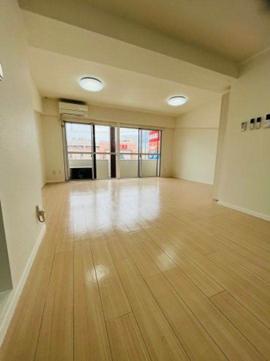 蜂須賀ビルの居間