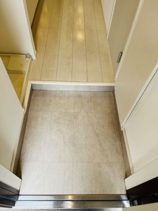 OHANA栄生の玄関