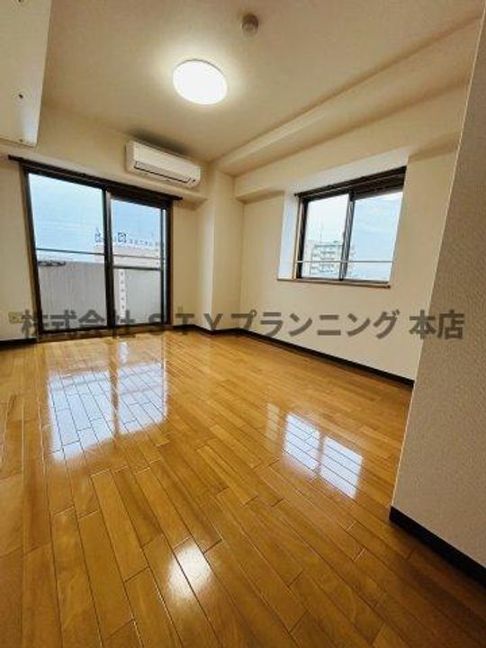 VIOLA KANAYAMAの居間