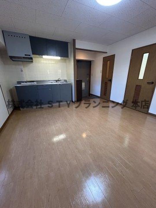 フォンテ名昭の居間