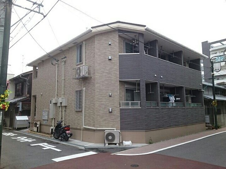 巽北ロイヤルヴィラの外観