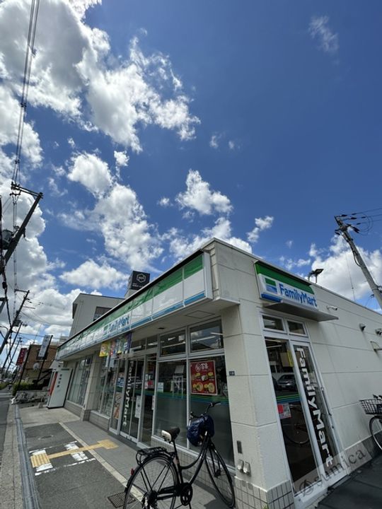 スペチアーレ クアットロの周辺