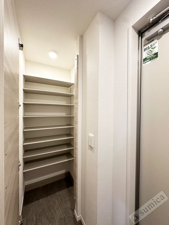 D−ROOM東花園の玄関