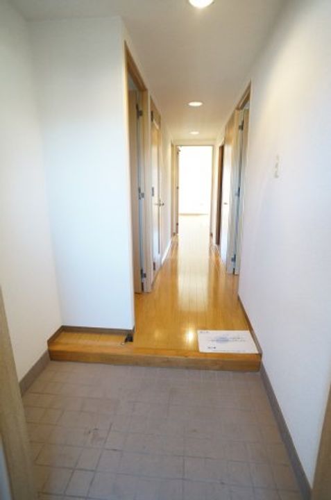 ラウルス宝塚⑤号室(305)の玄関