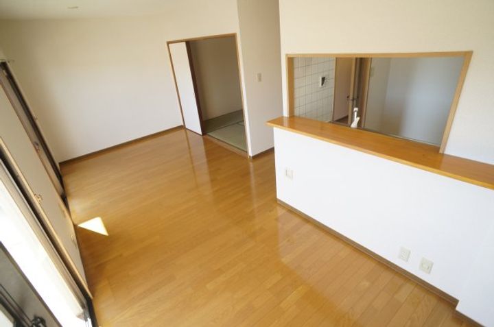ラウルス宝塚⑤号室(305)の居間