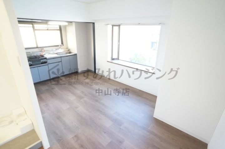 ラグゼコート伊丹301の居間