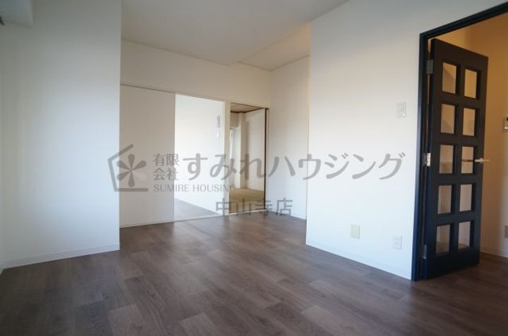 ラグゼコート伊丹301の居間