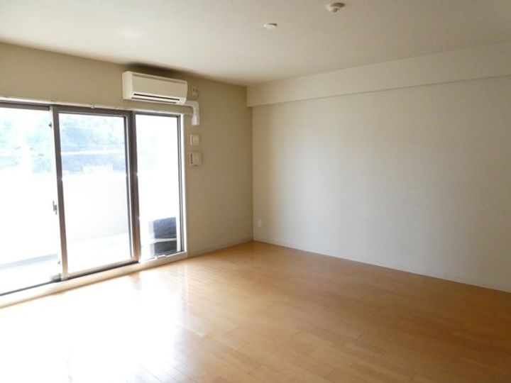 KDX宝塚レジデンス⑤号室(905)の居間