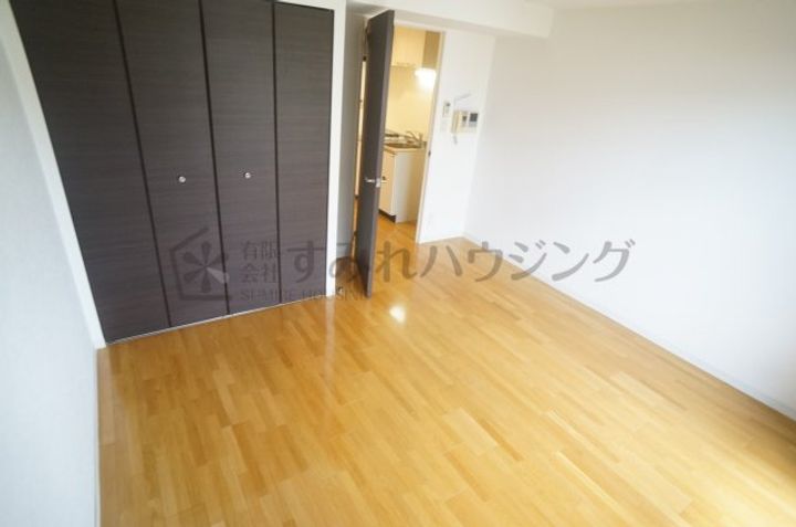 ロイヤルメゾン宝塚④号室(804)の居間