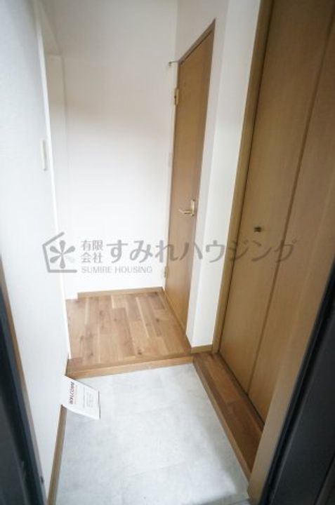 ラーク加茂201の玄関