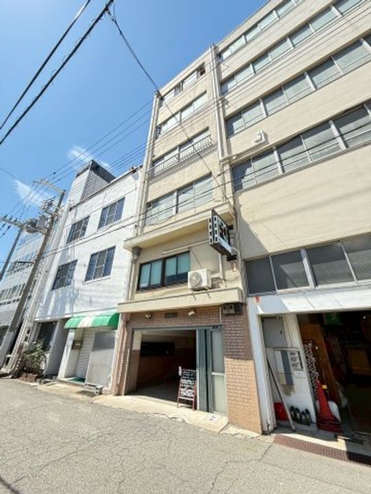 川本興産ビルの外観