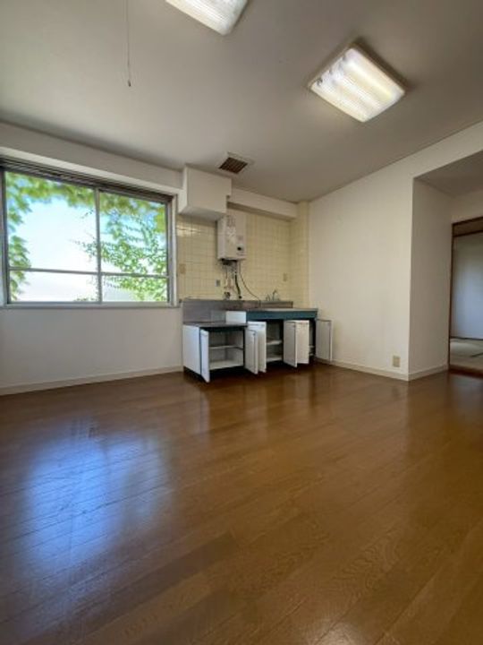 川本興産ビルの居間