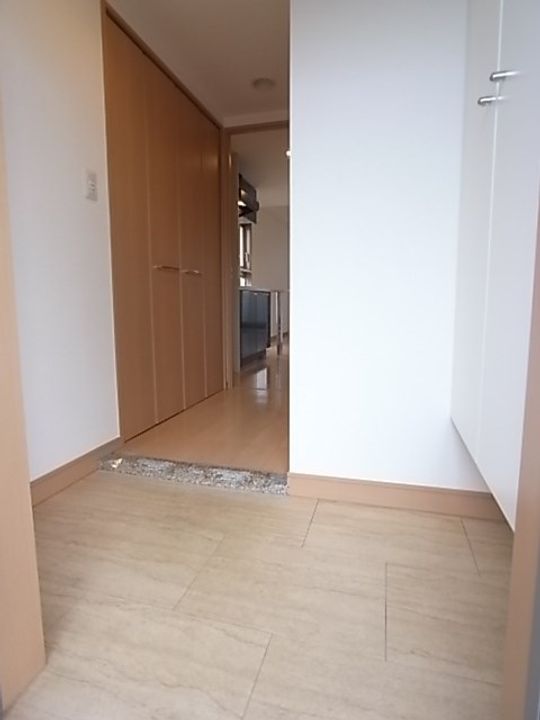 カスタリア三宮の玄関