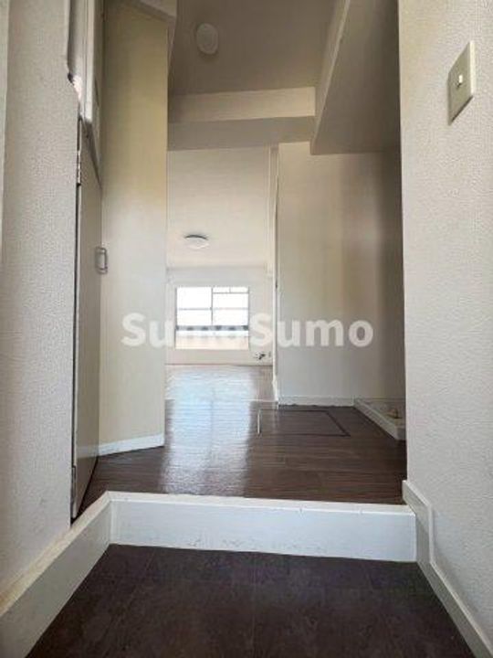 クリフサイド西岡本の玄関