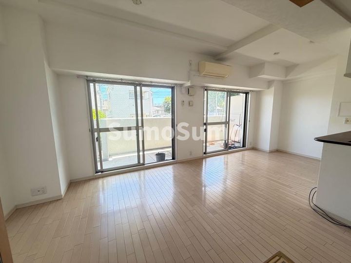 プランドール西岡本の居間