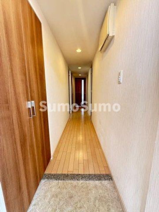 プランドール西岡本の玄関