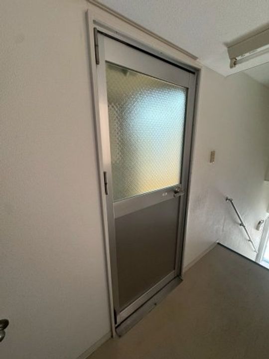 山下ハイツの玄関
