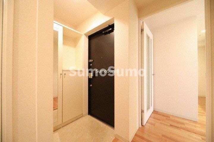 W.O.B HONMACHI-WESTの玄関