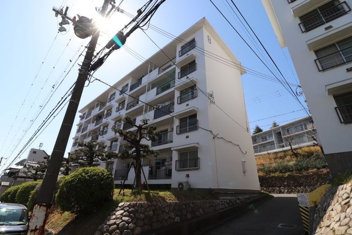 上高丸住宅B棟の外観