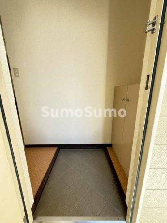 ヴィレッジコート山手A棟の玄関