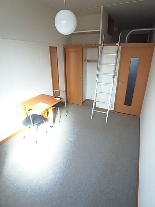 兵庫県西宮市上ケ原山手町(アパート)の賃貸物件の居間