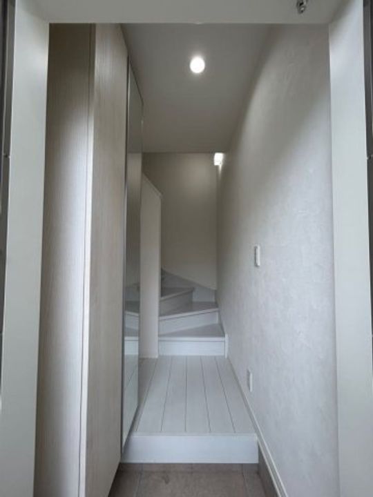 KARIN上沢フロントの玄関