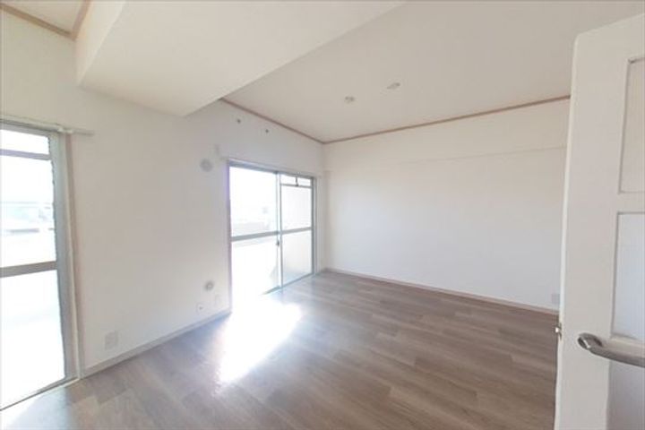 兵庫県神戸市兵庫区西出町1丁目(マンション)の賃貸物件の居間