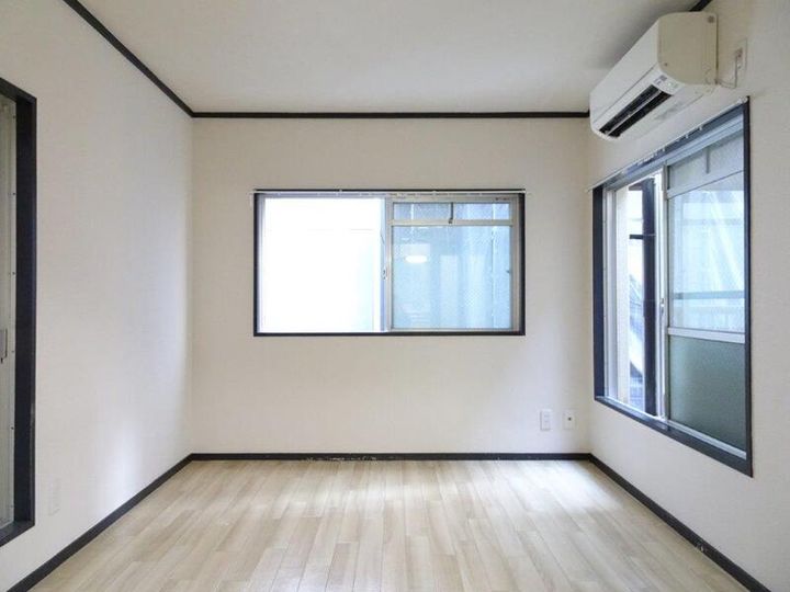 警固レトロビルの居間