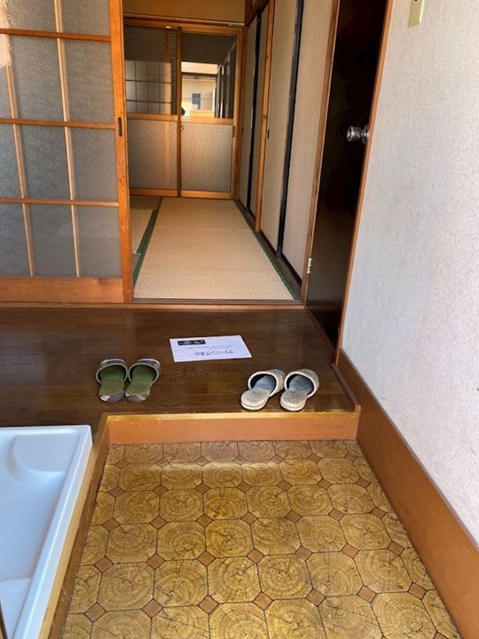 平和ハイツ202の玄関