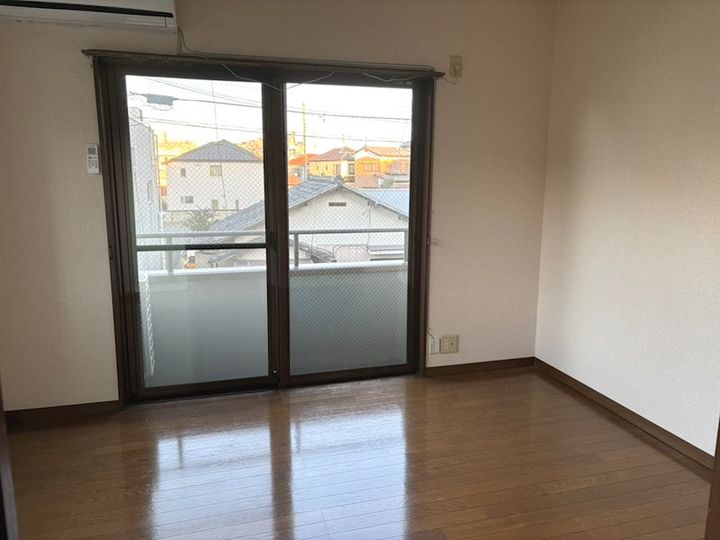 山口ビルの居間