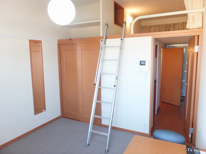 レオパレスラピスライトの居間