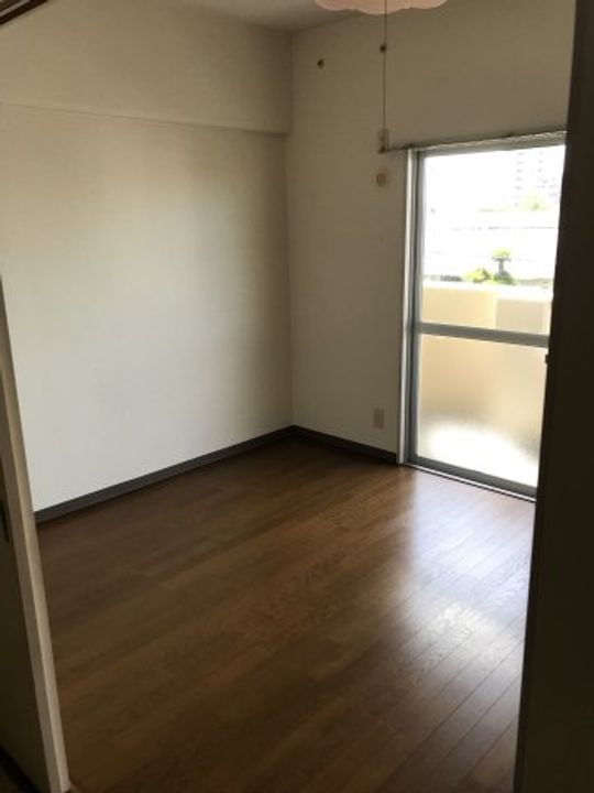 ライブタウン津福A棟302号の居間