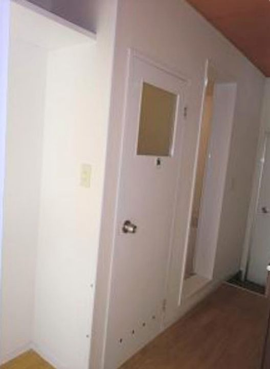 高良山ハイツ203号の玄関