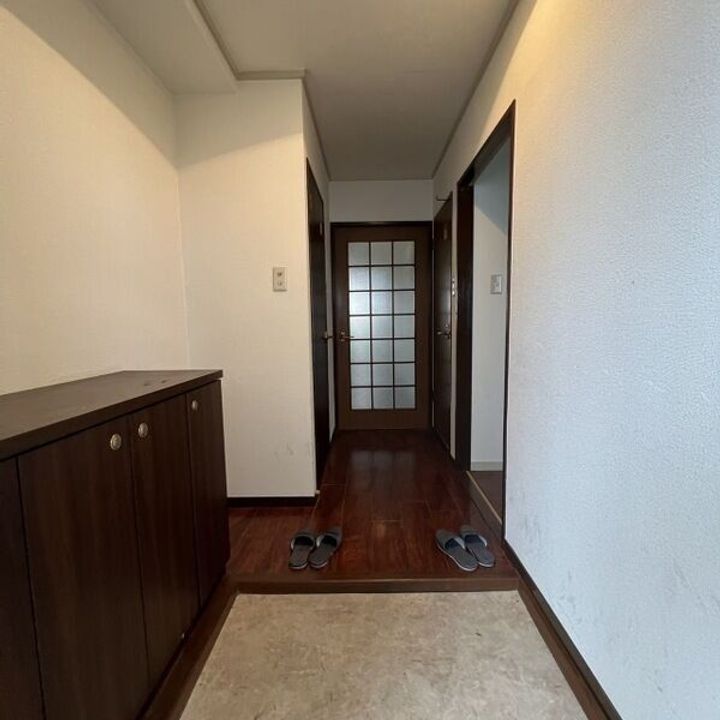 ビジネス・ワン板付の玄関