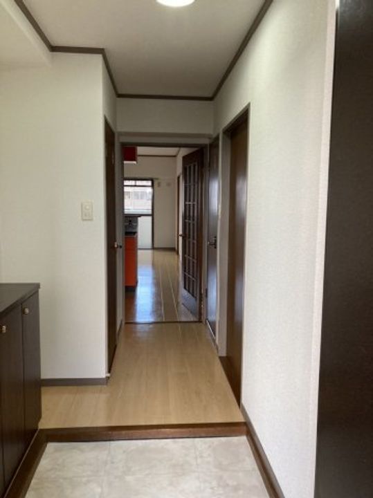 ビジネス・ワン板付の玄関