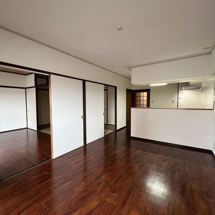 ビジネス・ワン板付の居間