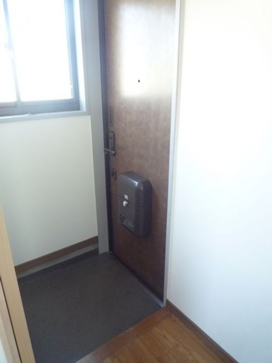 メゾンコスモスの玄関