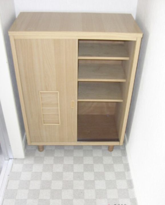 ロイヤルハイツB棟の玄関