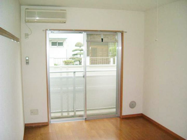 レオミノール明神町0206の居間