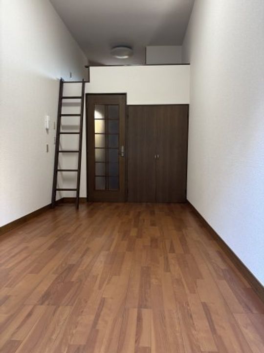 西山ハイツの居間