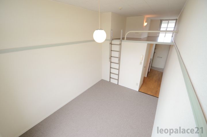 レオパレスHIGASHIYAMAの居間