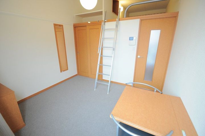 レオパレス春駒マンションの寝室
