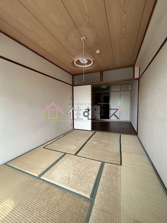 カワオトビルの居間