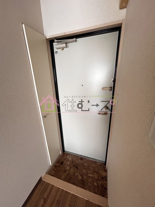 オズレジデンス中川の玄関