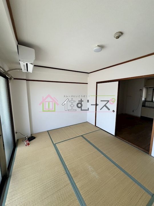 山口ビルの居間